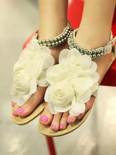 Flache Sandalen mit Blumen-String-Perlen und Knöchelriemen
